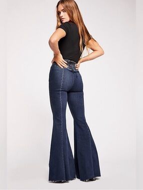 We The Free Ma Cherie Curvy Bell Bottom Jeans Size 30